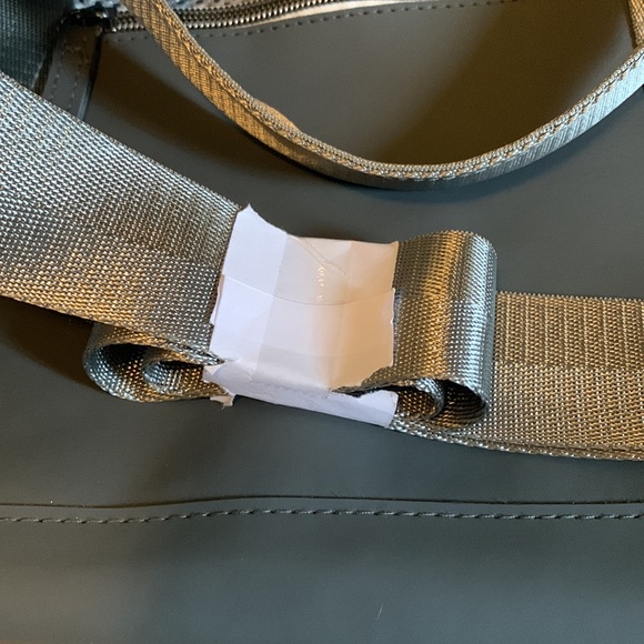 Grey duffle bag with mesh overlay 🔸 - Picture 4 of 5